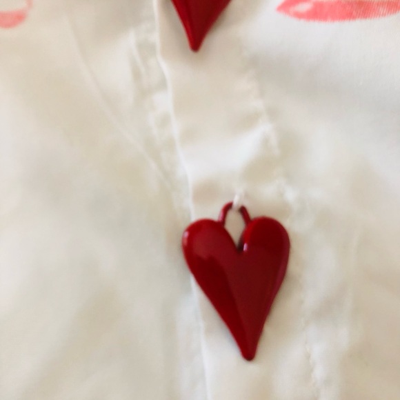 White red heart and lips kiss button down 💋 - Picture 3 of 8